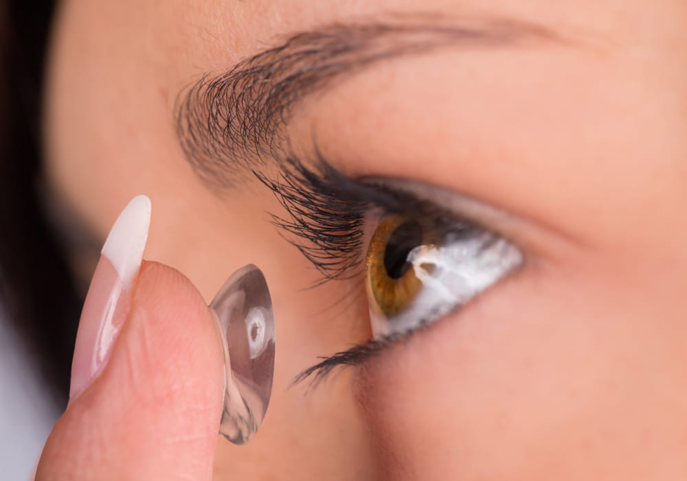 Putting in contact lenses